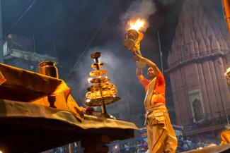 picture-alliance/All Canada Photos/Chris Cheadle Arti-Zeremonie 2019 in Benares: Das hinduistische Ritual kommt in Krupa Ges Buch mehrfach vor.