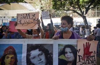 picture-alliance/abaca/Ammi Louiza/ABACA Rally in Algiers in 2020 to denounce the brutal killing of 19-year-old Chaïma and other women.
