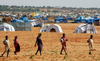 Nabil/AP Photo/picture-alliance Bürgerkriegsverbrechen bleiben ungesühnt: Flüchtlingslager in Nord-Darfur.